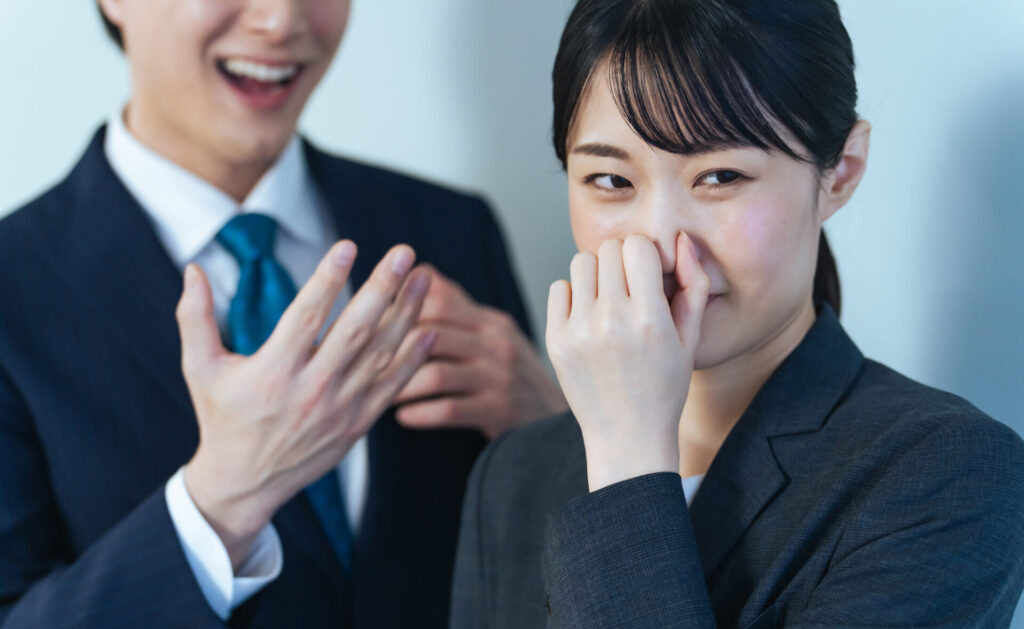 話し相手の匂いが気になる女性ビジネスパーソン